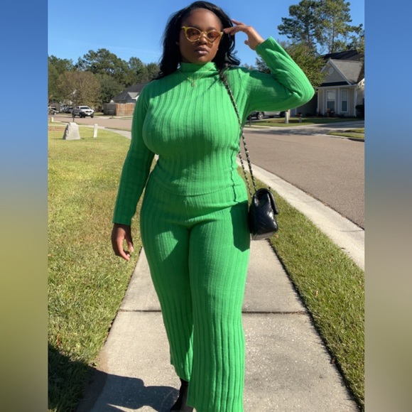 Green 💚 Two Piece |Sweater material - Picture 2 of 4